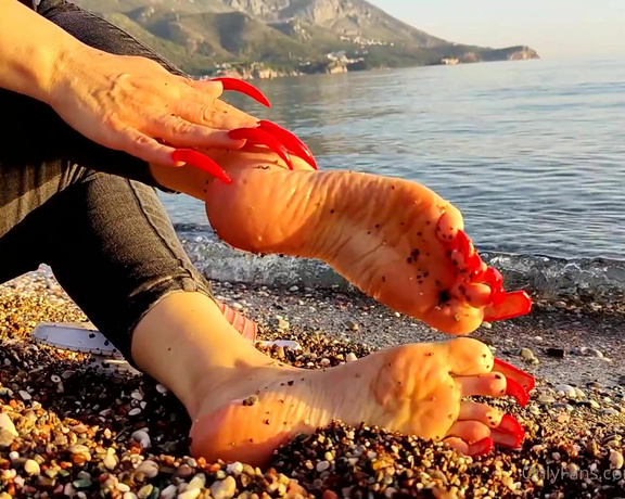 Lora Long Nails aka Loralongnails OnlyFans - LONG RED NAILS in the Sunset I sit on the beach in the rays of the setting sun Sounds of the sea,