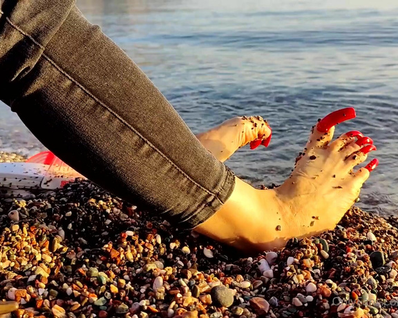 Lora Long Nails aka Loralongnails OnlyFans - LONG RED NAILS in the Sunset I sit on the beach in the rays of the setting sun Sounds of the sea,