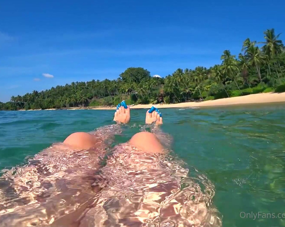 Lora Long Nails aka Loralongnails OnlyFans - Toenails  swimming in the Ocean