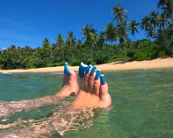 Lora Long Nails aka Loralongnails OnlyFans - Toenails  swimming in the Ocean