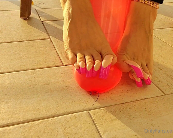 Lora Long Nails aka Loralongnails OnlyFans - The popping of balloons