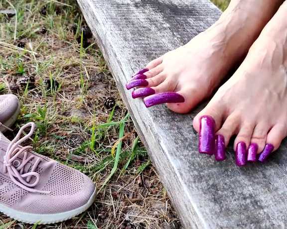 Lora Long Nails aka Loralongnails OnlyFans - Long Toenails on a Fishing Trip At the weekend I went to the river, where I caught fish with my lon