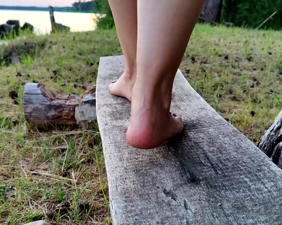 Lora Long Nails aka Loralongnails OnlyFans - Long Toenails on a Fishing Trip At the weekend I went to the river, where I caught fish with my lon