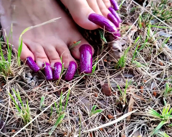 Lora Long Nails aka Loralongnails OnlyFans - Long Toenails on a Fishing Trip At the weekend I went to the river, where I caught fish with my lon