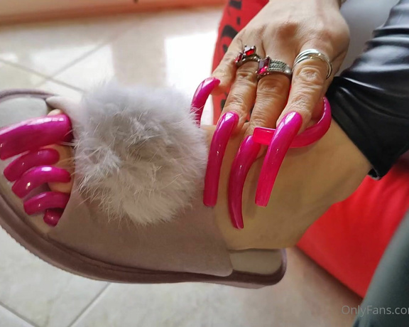 Lora Long Nails aka Loralongnails OnlyFans - Fluffy Slippers (toenails, leggings, bracelets)