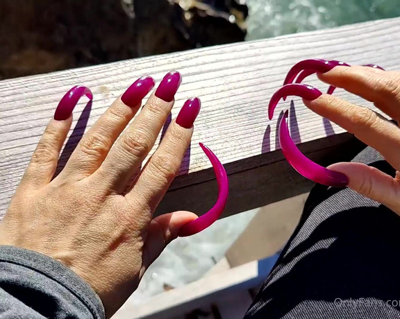 Lora Long Nails aka Loralongnails OnlyFans - Long red nails and the sound of the sea