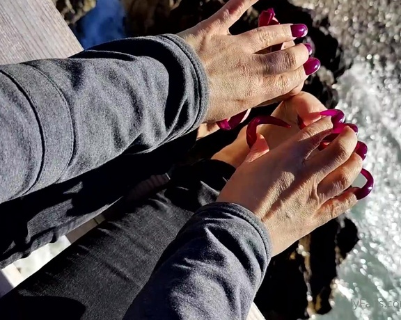 Lora Long Nails aka Loralongnails OnlyFans - Long red nails and the sound of the sea