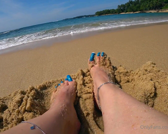 Lora Long Nails aka Loralongnails OnlyFans - LONG NAILS Warm waves caress my toenails Resting in Sri Lanka Waves caress my feet and long blue