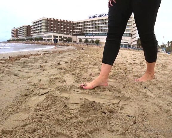 Lora Long Nails aka Loralongnails OnlyFans - Wet LONG NAILS in the Sea Walk along the central beach of the city of Alicante in Spain I walk