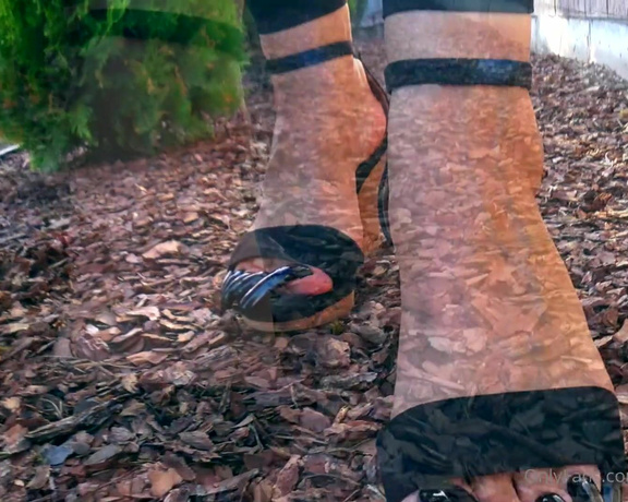 Lora Long Nails aka Loralongnails OnlyFans - Walking & LONG BLACK TOENAILS Long black square toenails I walk around the grounds with my long toe