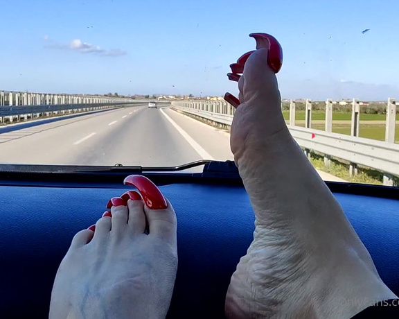 Lora Long Nails aka Loralongnails OnlyFans - Toenails in the car