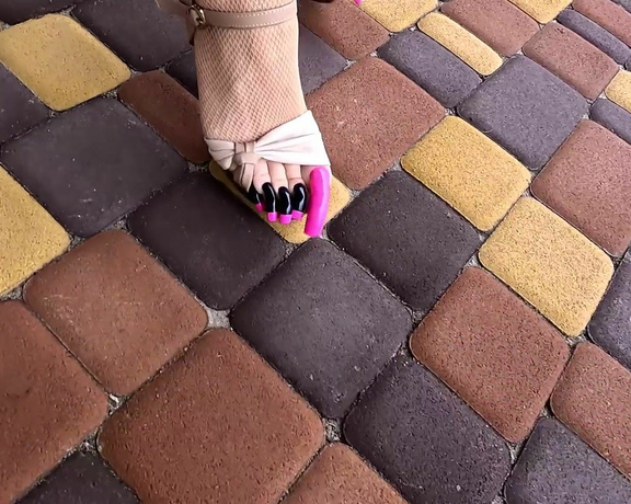 Lora Long Nails aka Loralongnails OnlyFans - Walking in heels with a colorful pedicure