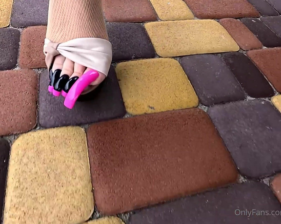 Lora Long Nails aka Loralongnails OnlyFans - Walking in heels with a colorful pedicure