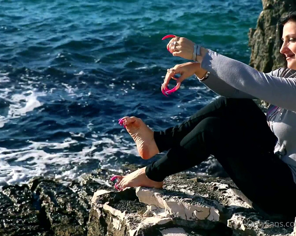 Lora Long Nails aka Loralongnails OnlyFans - The sea behind & Long pink tipper toenails