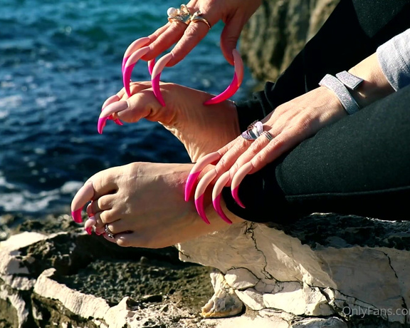 Lora Long Nails aka Loralongnails OnlyFans - The sea behind & Long pink tipper toenails