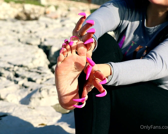 Lora Long Nails aka Loralongnails OnlyFans - The sea behind & Long pink tipper toenails