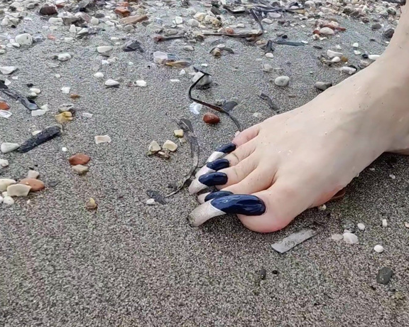 Lora Long Nails aka Loralongnails OnlyFans - Walking along the seashore Long BLACK French Square Nails