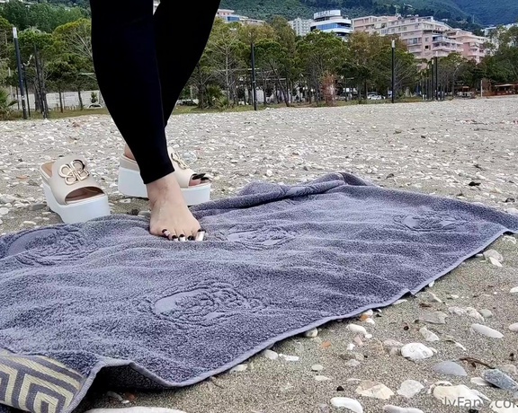 Lora Long Nails aka Loralongnails OnlyFans - PUBLIC PLACE  Air baths by the sea and long nails