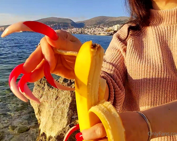 Lora Long Nails aka Loralongnails OnlyFans - Scratching BANANA Eating I am standing on the seashore in my hands I have a long yellow banana