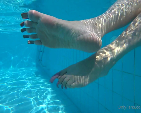 Lora Long Nails aka Loralongnails OnlyFans - Swimming in the pool with long toenails