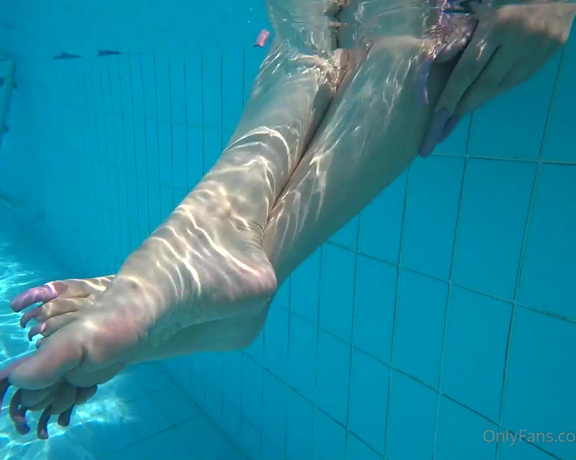 Lora Long Nails aka Loralongnails OnlyFans - Swimming in the pool with long toenails