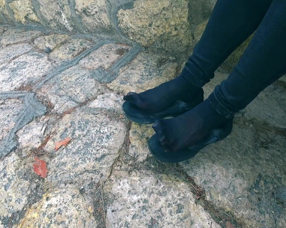 Lora Long Nails aka Loralongnails OnlyFans - Walking with long toenails down the street in Alicante Cam del Castillo de San Fernando httpsgo