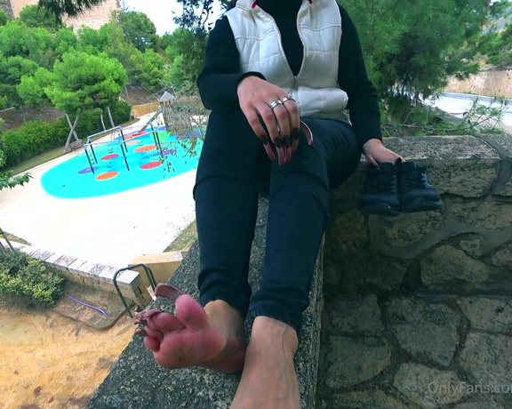 Lora Long Nails aka Loralongnails OnlyFans - Walking with long toenails down the street in Alicante Cam del Castillo de San Fernando httpsgo