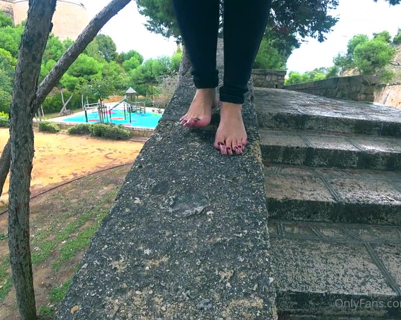 Lora Long Nails aka Loralongnails OnlyFans - Walking with long toenails down the street in Alicante Cam del Castillo de San Fernando httpsgo