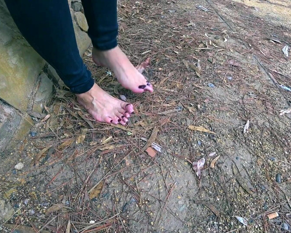 Lora Long Nails aka Loralongnails OnlyFans - Walking with long toenails down the street in Alicante Cam del Castillo de San Fernando httpsgo