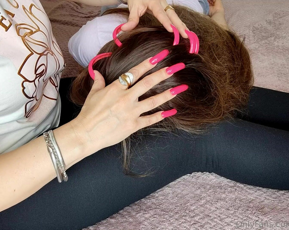 Lora Long Nails aka Loralongnails OnlyFans - Сombing hair with long nails