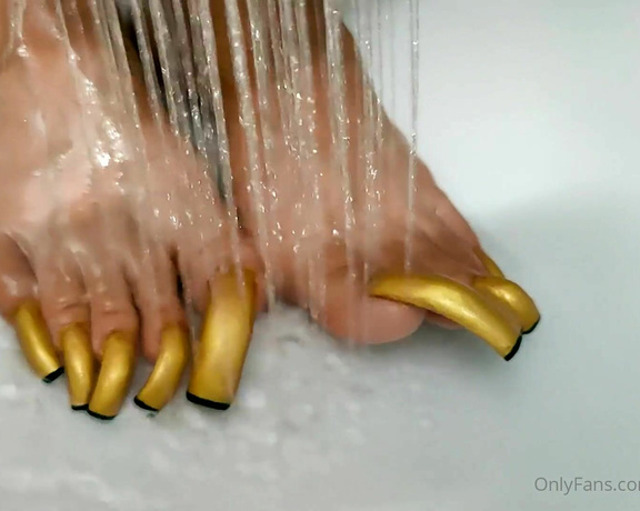 Lora Long Nails aka Loralongnails OnlyFans - WASHING GOLDEN TOENAILS Warm water caresses my feet I wash my golden toenails in the shower with