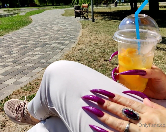Lora Long Nails aka Loralongnails OnlyFans - LONG TOENAILS near the pond On a hot day, I took a walk near the pond in the city park I took off