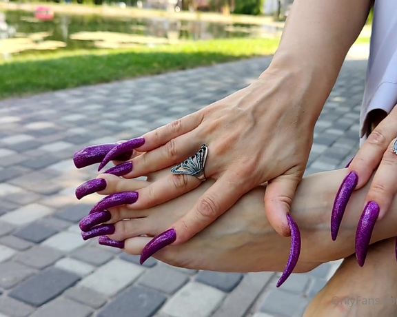 Lora Long Nails aka Loralongnails OnlyFans - LONG TOENAILS near the pond On a hot day, I took a walk near the pond in the city park I took off