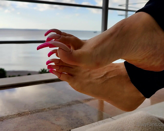 Lora Long Nails aka Loralongnails OnlyFans - Long toenails tapping on the balcony