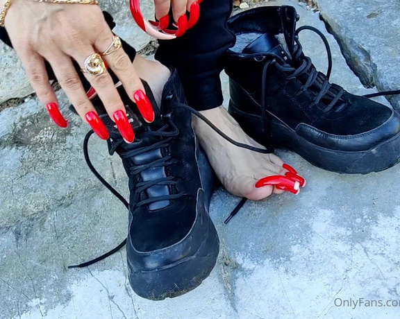 Lora Long Nails aka Loralongnails OnlyFans - Shoes and long toenails