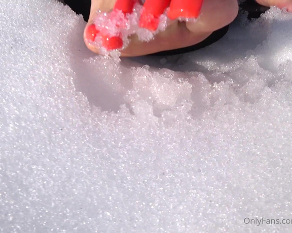 Lora Long Nails aka Loralongnails OnlyFans - Sunny Day Nails on Snow