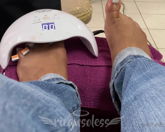 Mama Rican aka Ricansoless OnlyFans - Fresh pearl pedicure for Vegas what do you think of
