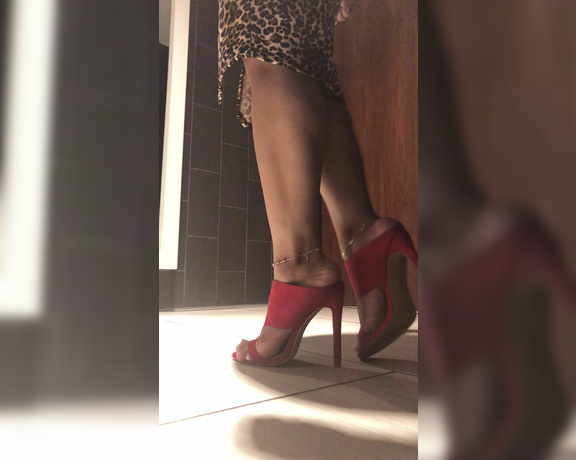 Mama Rican aka Ricansoless OnlyFans - Dinner heels I wore to dinner I loved the way my plump toes fit perfectly in these sexy strappy