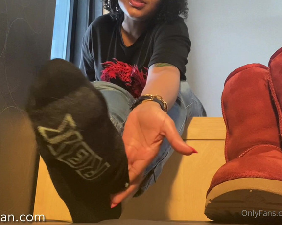 Mama Rican aka Ricansoless OnlyFans - After a long morning of traveling, Rican finally got the opportunity to take off her boots and give