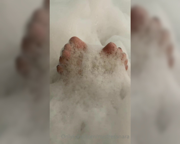 Mistress Nara Neveu aka Mistressnara OnlyFans - Relaxing my feet in the bubble bath! Relaxando meus pezinhos no banho de espuma! @hexfetish