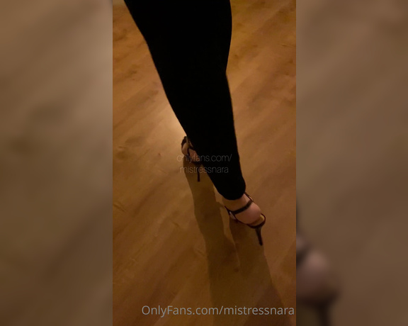 Mistress Nara Neveu aka Mistressnara OnlyFans - Part 1 Come with me and enjoy my feet Parte 1 Venha comigo apreciar meus ps