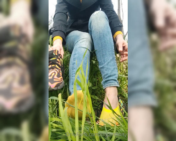 Olga Infinity aka Olgainfinity OnlyFans - Yellow dirty smelly nylon socks in the park)) 1