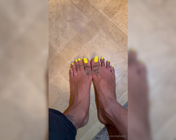 Zafeet aka Zafeetllc OnlyFans - Sexy restroom feet
