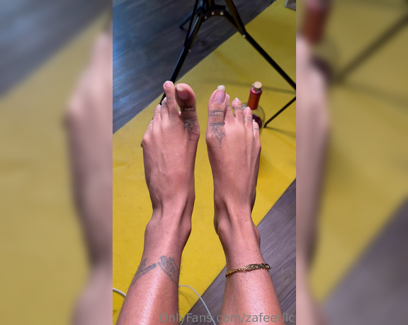 Zafeet aka Zafeetllc OnlyFans - Wiggling these sexy glittery feet all around the house