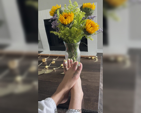 Zafeet aka Zafeetllc OnlyFans - Coffee table toe wiggles & scrunches