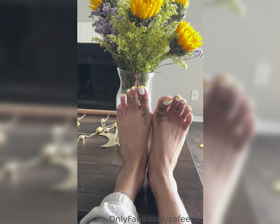 Zafeet aka Zafeetllc OnlyFans - Coffee table toe wiggles & scrunches