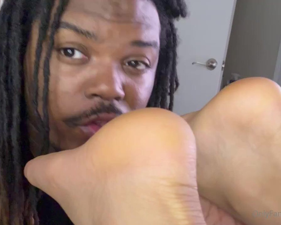 Zafeet aka Zafeetllc OnlyFans - Worshipping my stinky feet