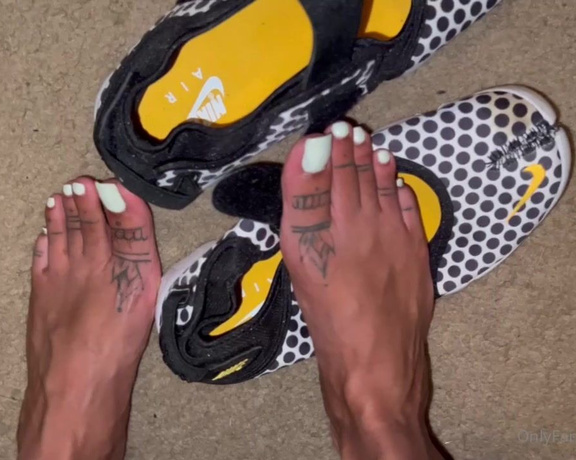 Zafeet aka Zafeetllc OnlyFans - Stinky feet & shoes