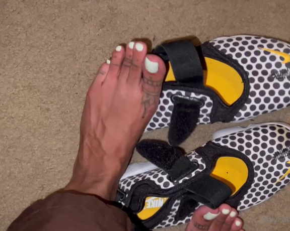 Zafeet aka Zafeetllc OnlyFans - Stinky feet & shoes