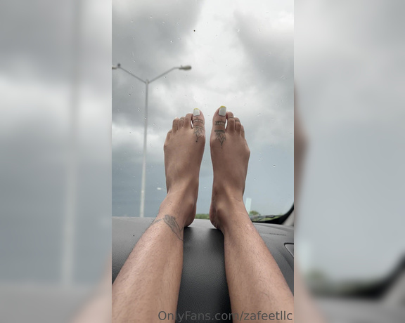 Zafeet aka Zafeetllc OnlyFans - Rainy car wiggles for all the foot lovers driving view